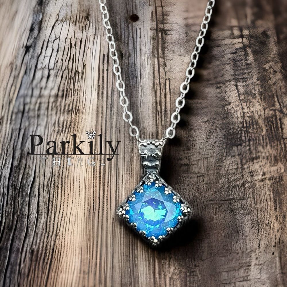 Handcrafted necklace with Swarovski crystal and chain - Picture 3 of 7